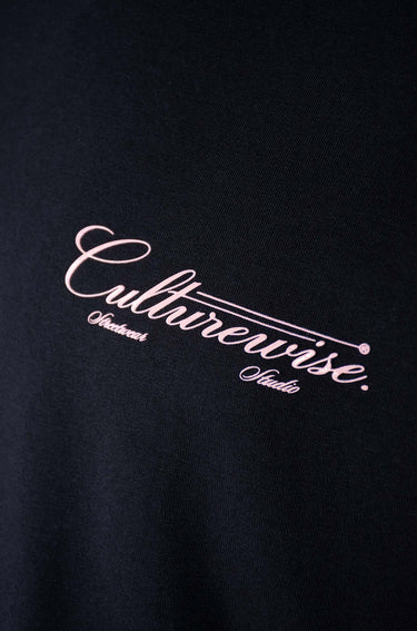 Culturewise Camiseta negra Crursive logo Classic Rosa CWTR-BASIC1R