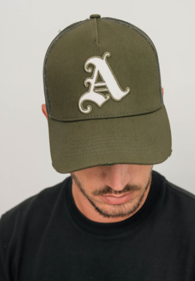 Artdist a green cap