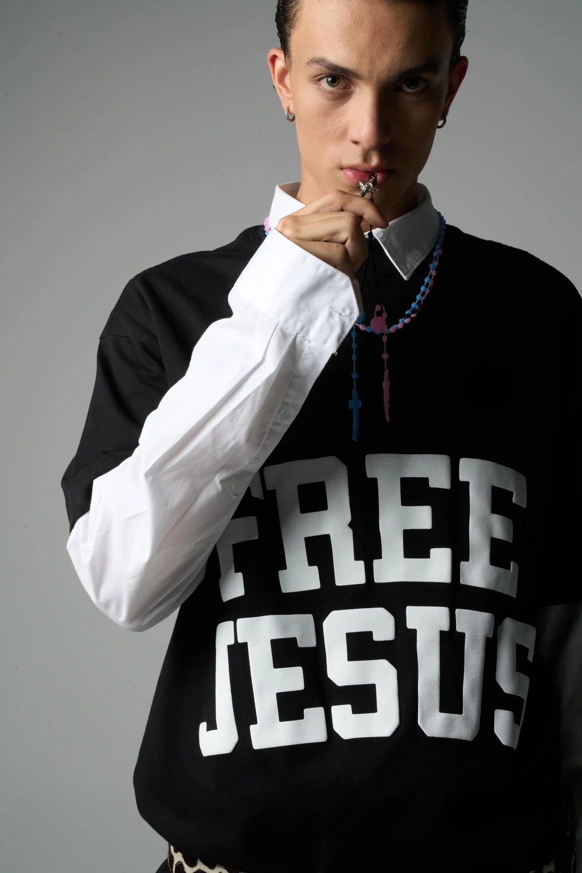 Sinners free jesus black t-shirt