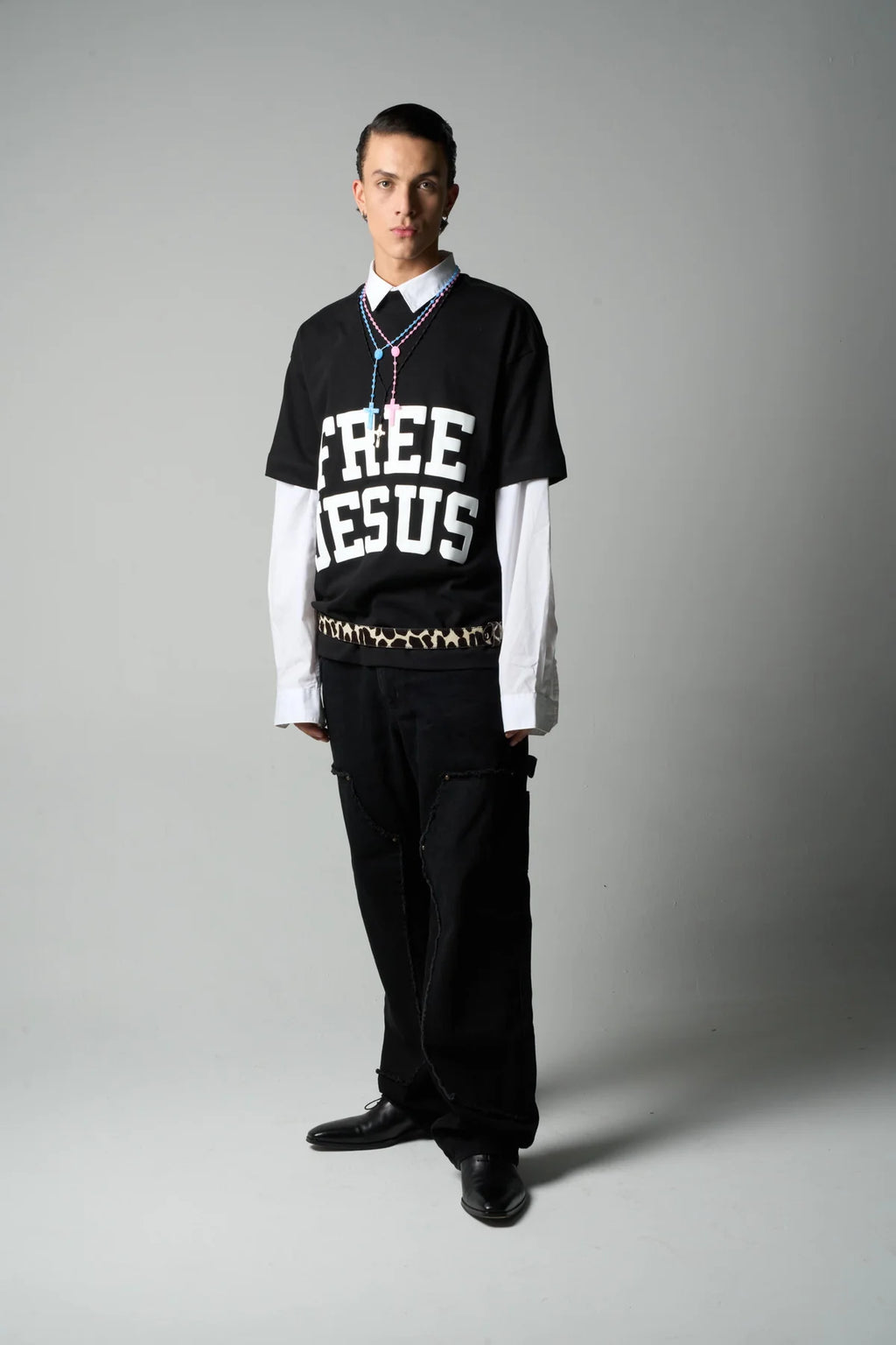 Sinners free jesus black t-shirt