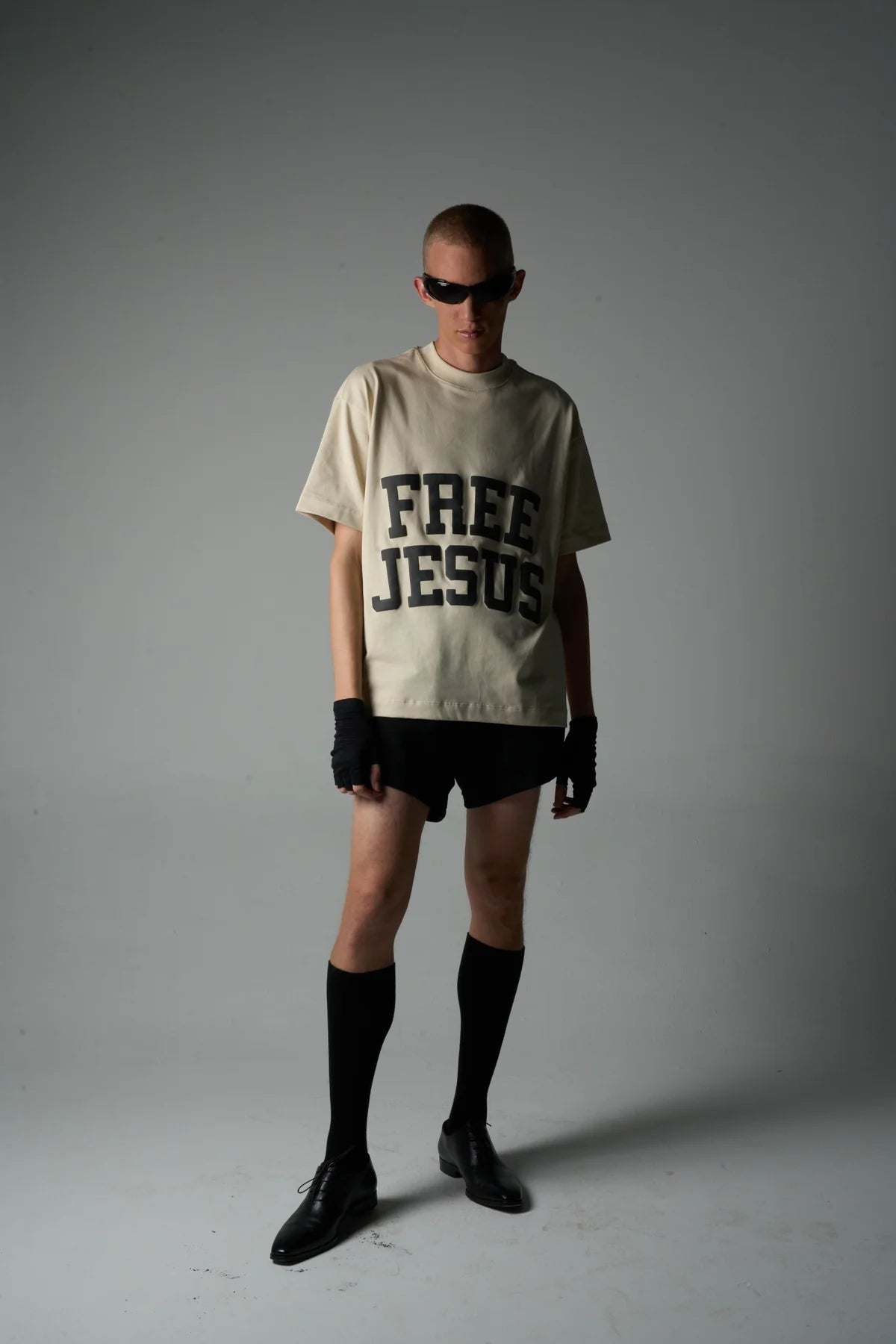 Sinners free jesus olive t-shirt