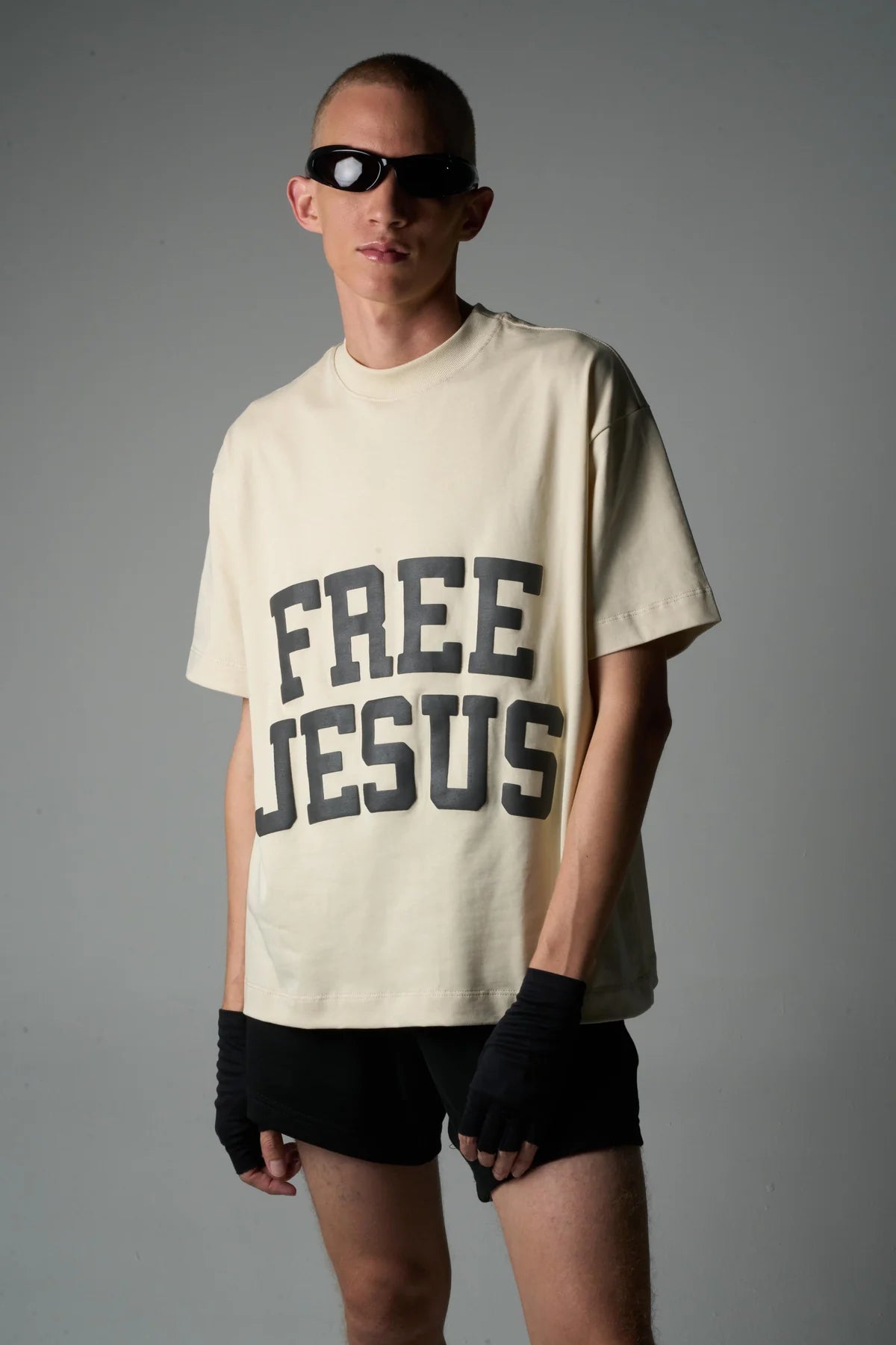 Sinners free jesus olive t-shirt