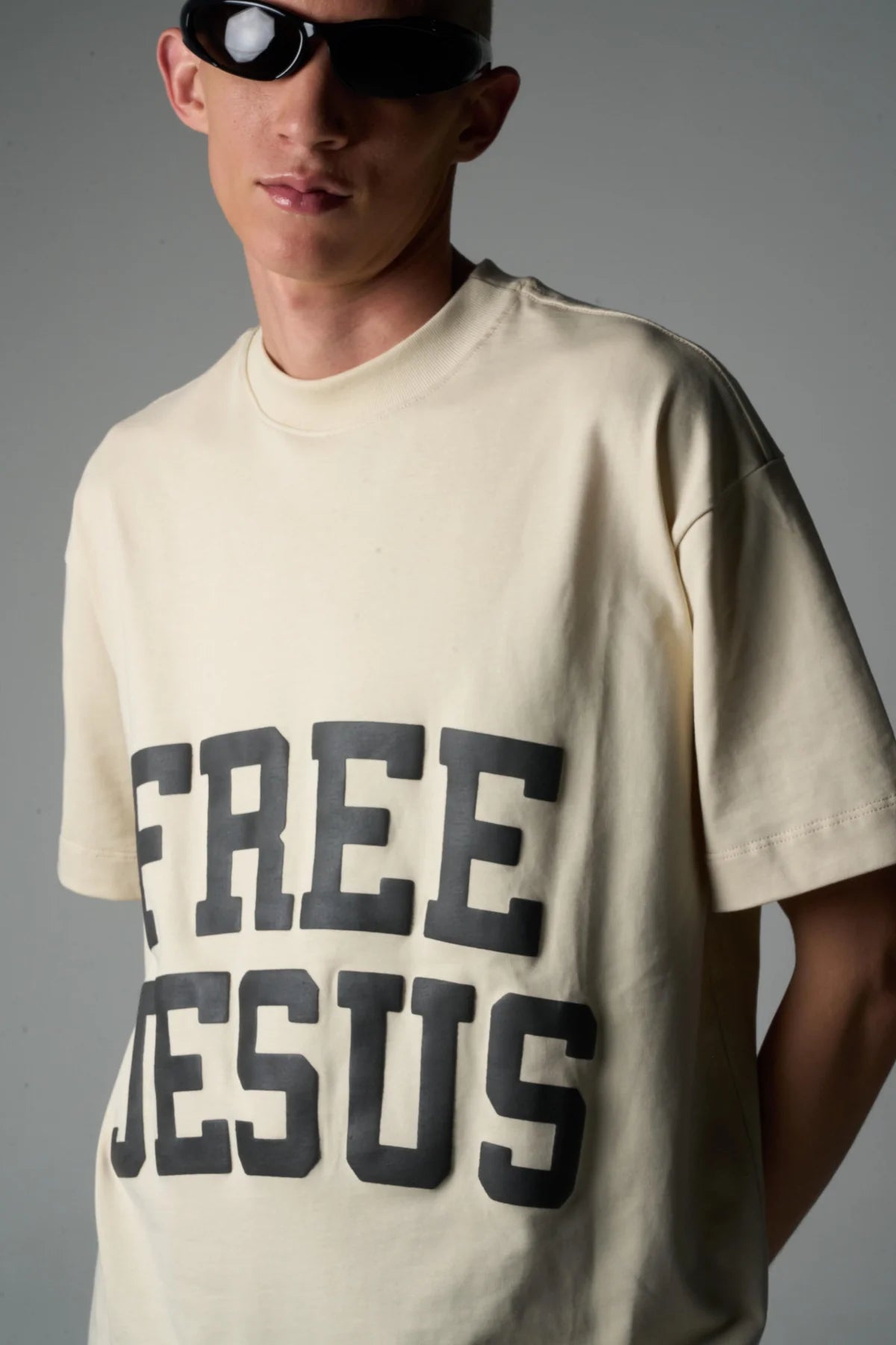Sinners free jesus olive t-shirt