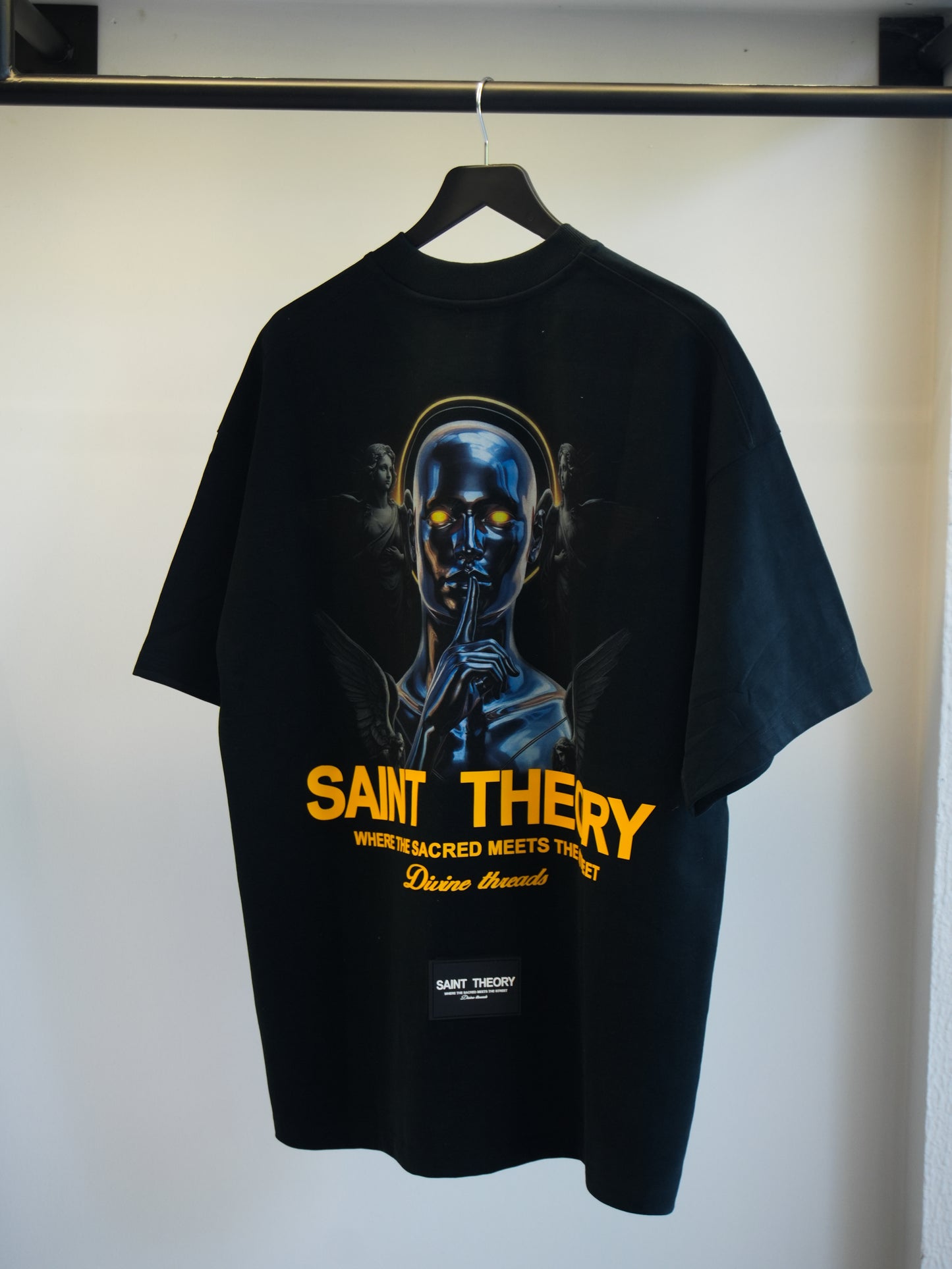 Saint Theory camiseta angel of silencie negro amarillo