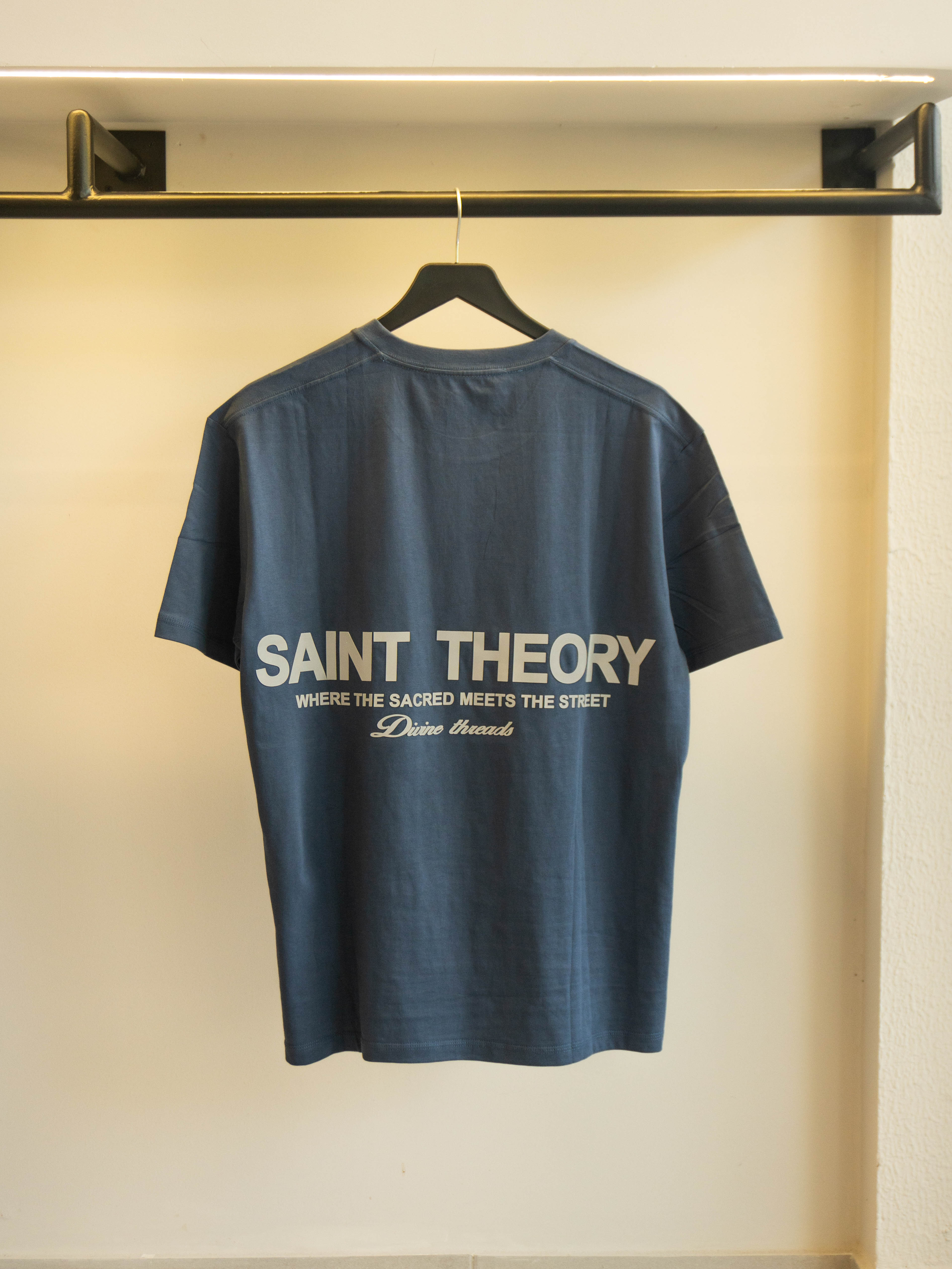 Saint Theory camiseta hilos divinos gris petróleo reflectivo