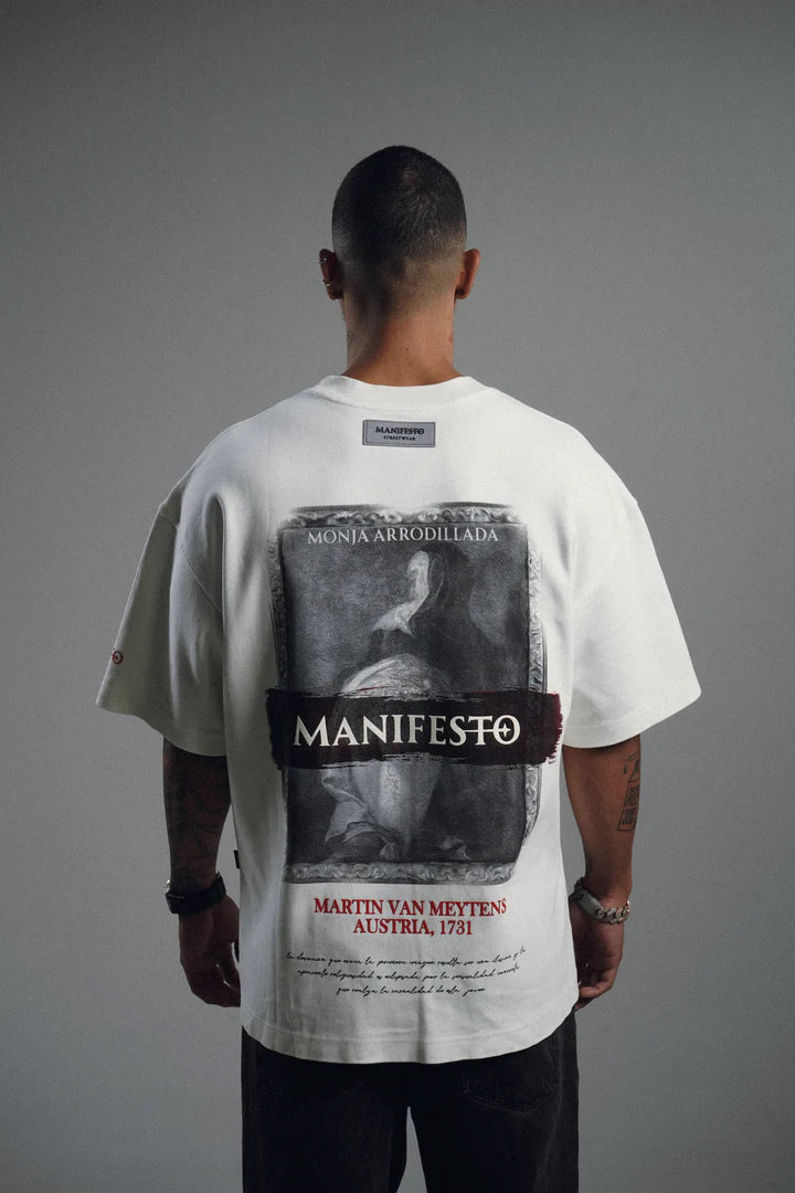 Manifesto camiseta oversize monja de rodillas vainilla