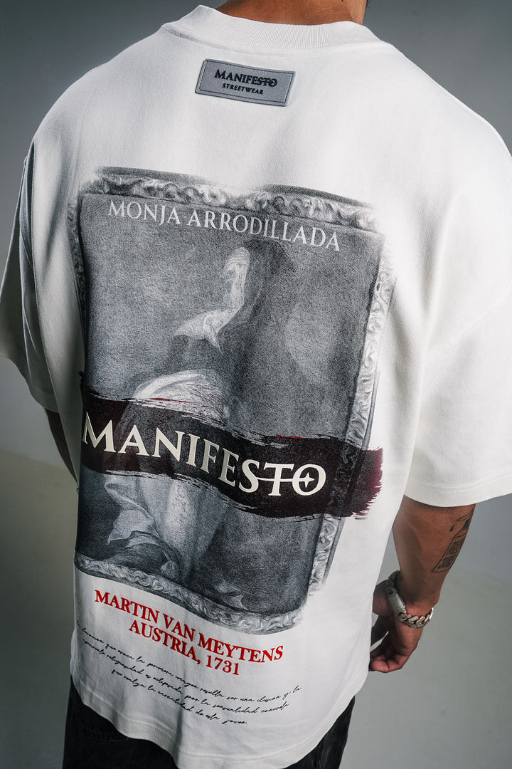 Manifesto camiseta oversize monja de rodillas vainilla