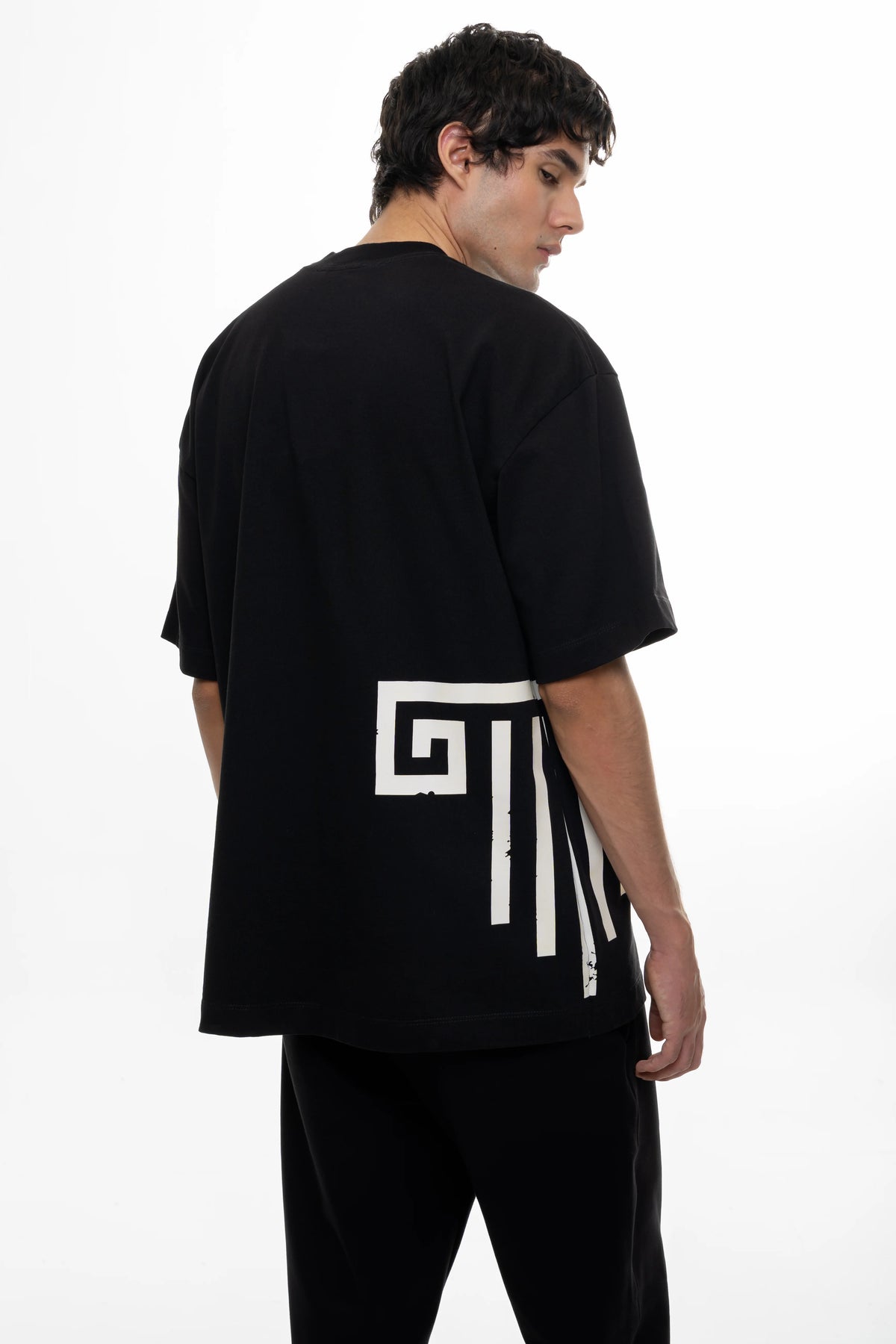 Artdist Apex Black Semioversized Fit T-Shirt