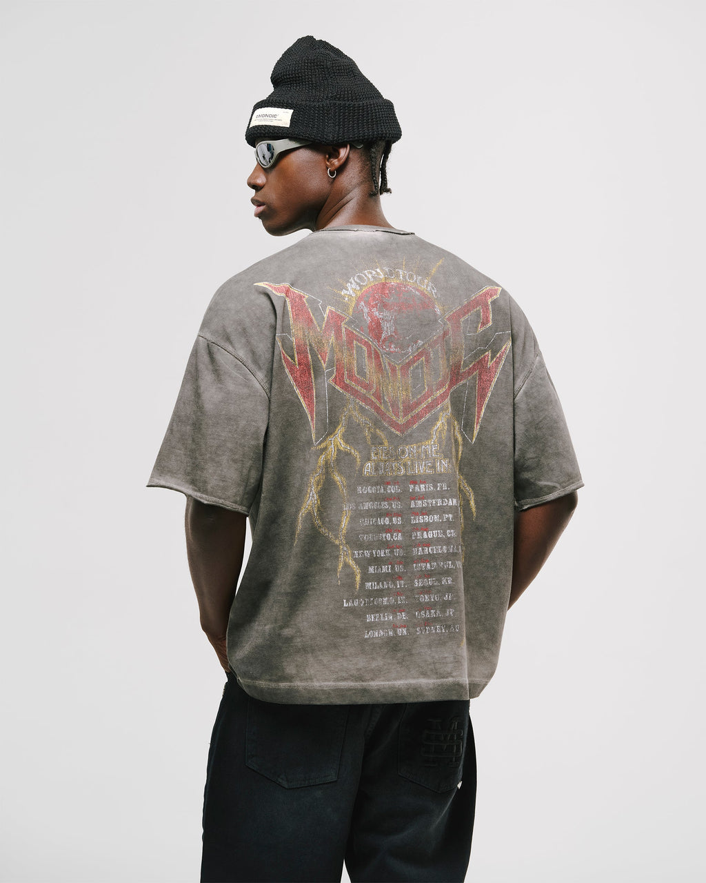 Monoic Camiseta Boxy Fit World Tour - Gris Desgastado (Exclusiva)