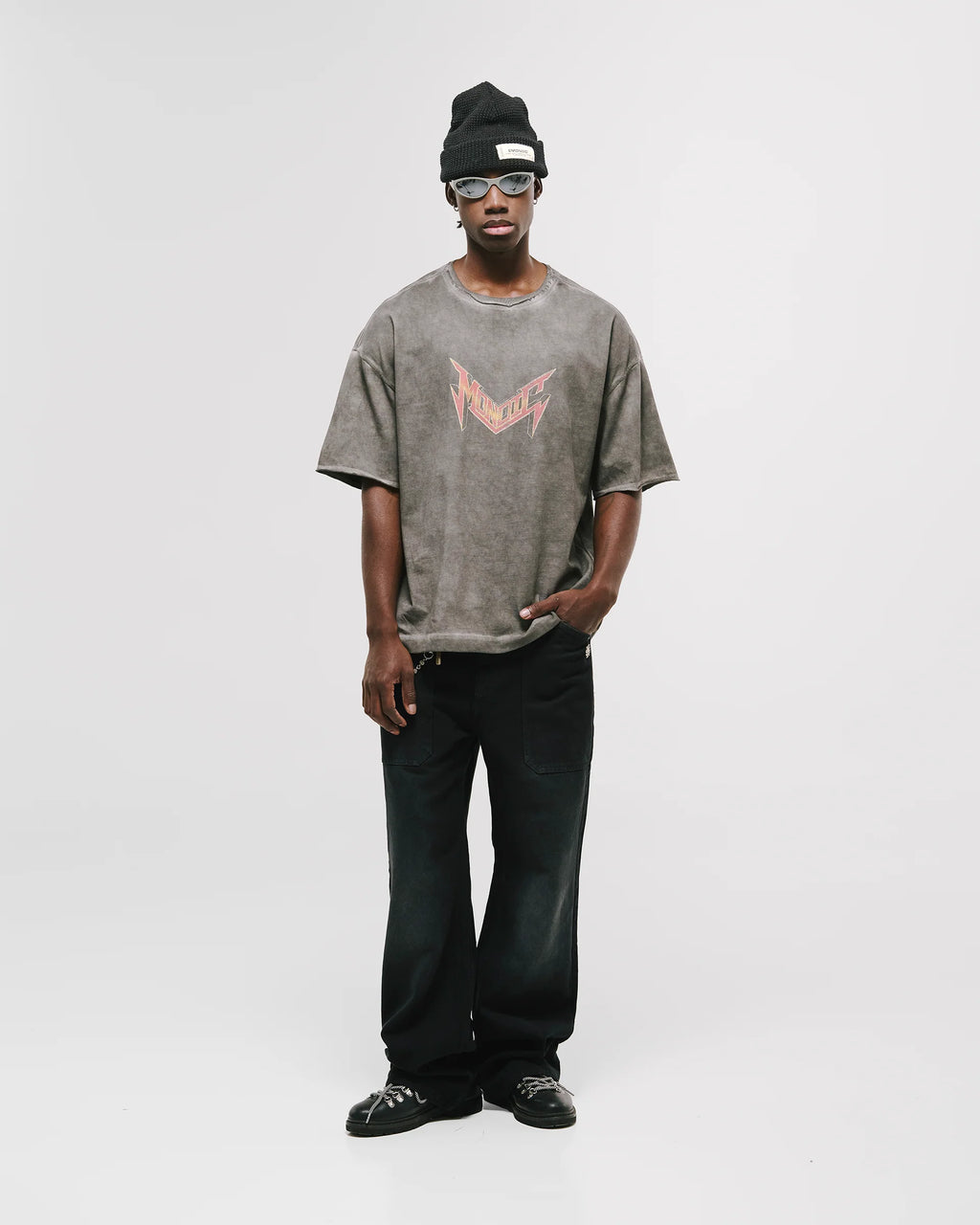 Monoic Camiseta Boxy Fit World Tour - Gris Desgastado (Exclusiva)