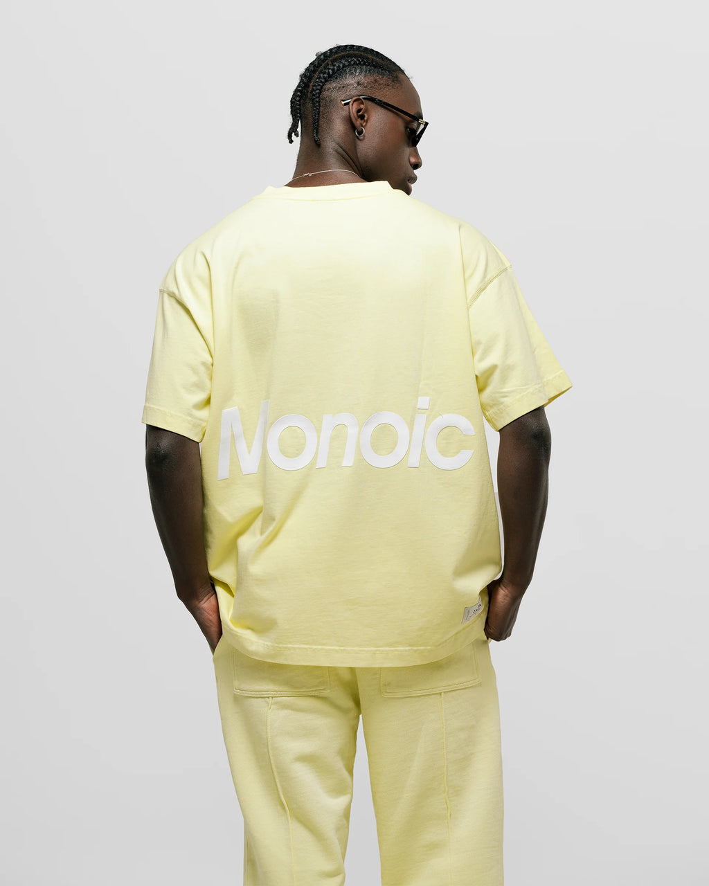 Monoic Camiseta Logo Oversized V3 - Amarillo Pastel