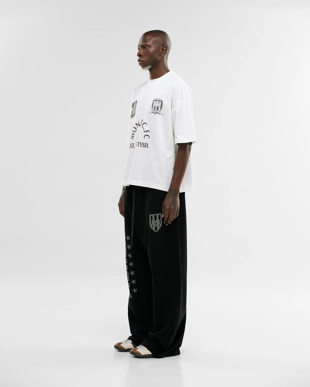 Monoic Jogger Wide Fit Shield - Negro