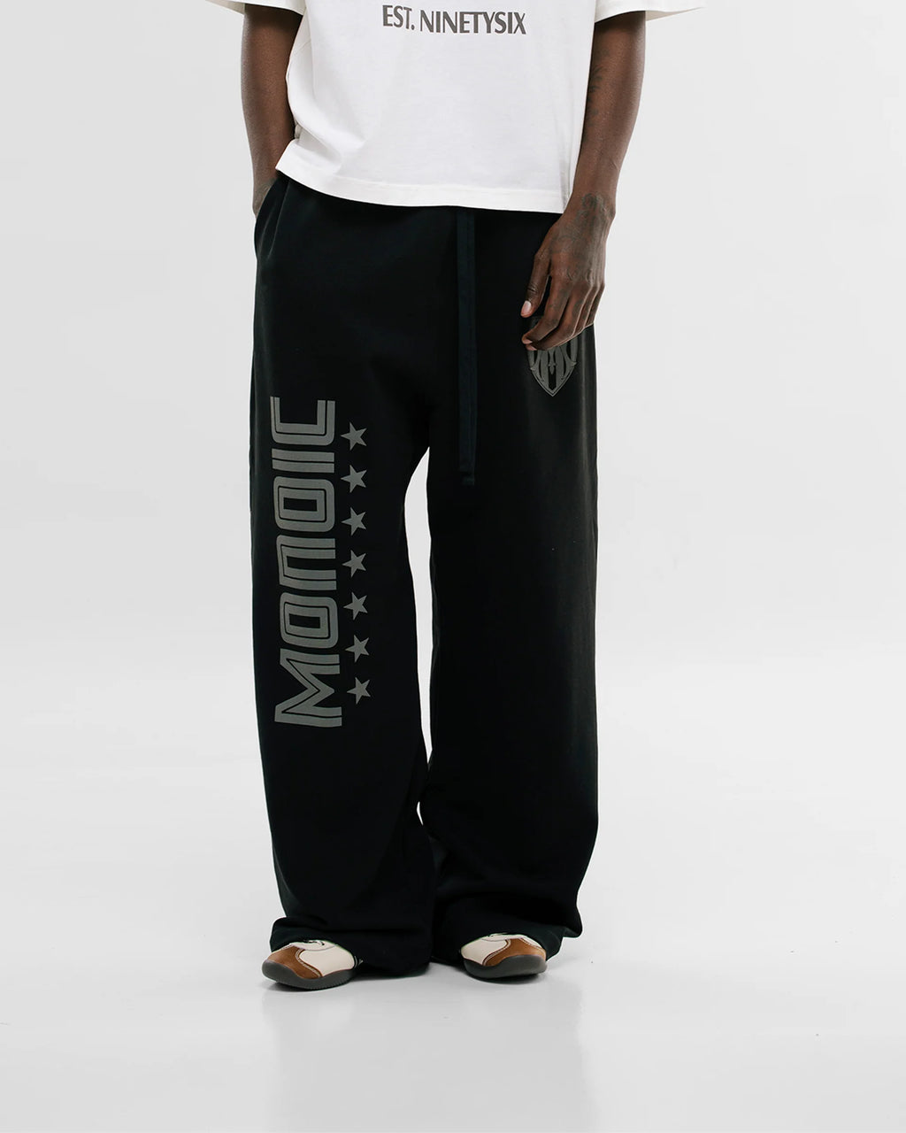 Monoic Jogger Wide Fit Shield - Negro