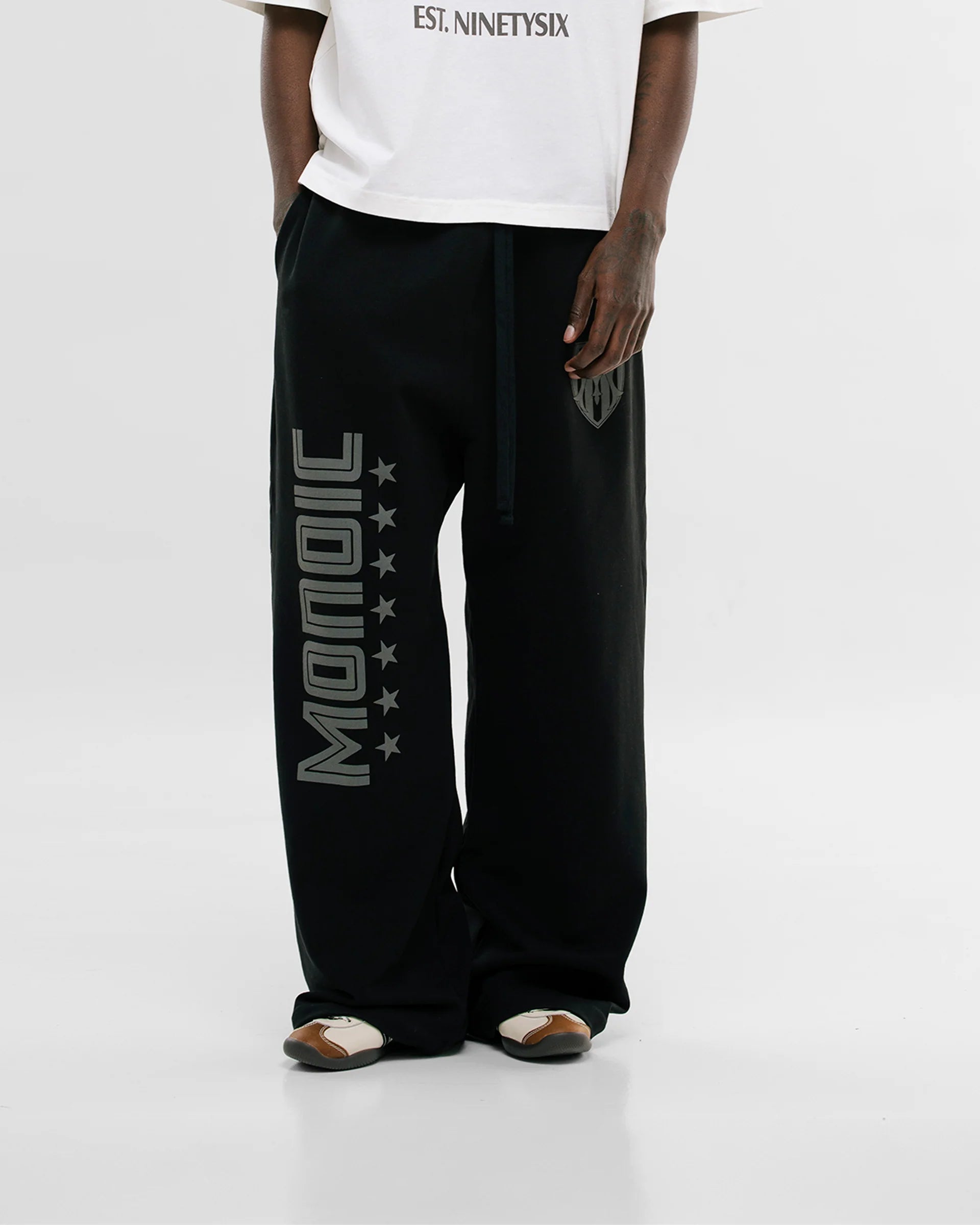Monoic Jogger Wide Fit Shield - Negro